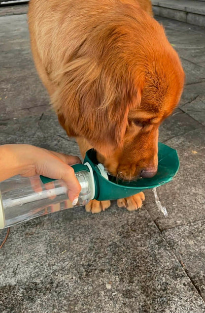 DOGGOSIP – Dé Oplossing voor Hondeneigenaars: Waterfles & Snackhouder  in Één Compact Toestel!