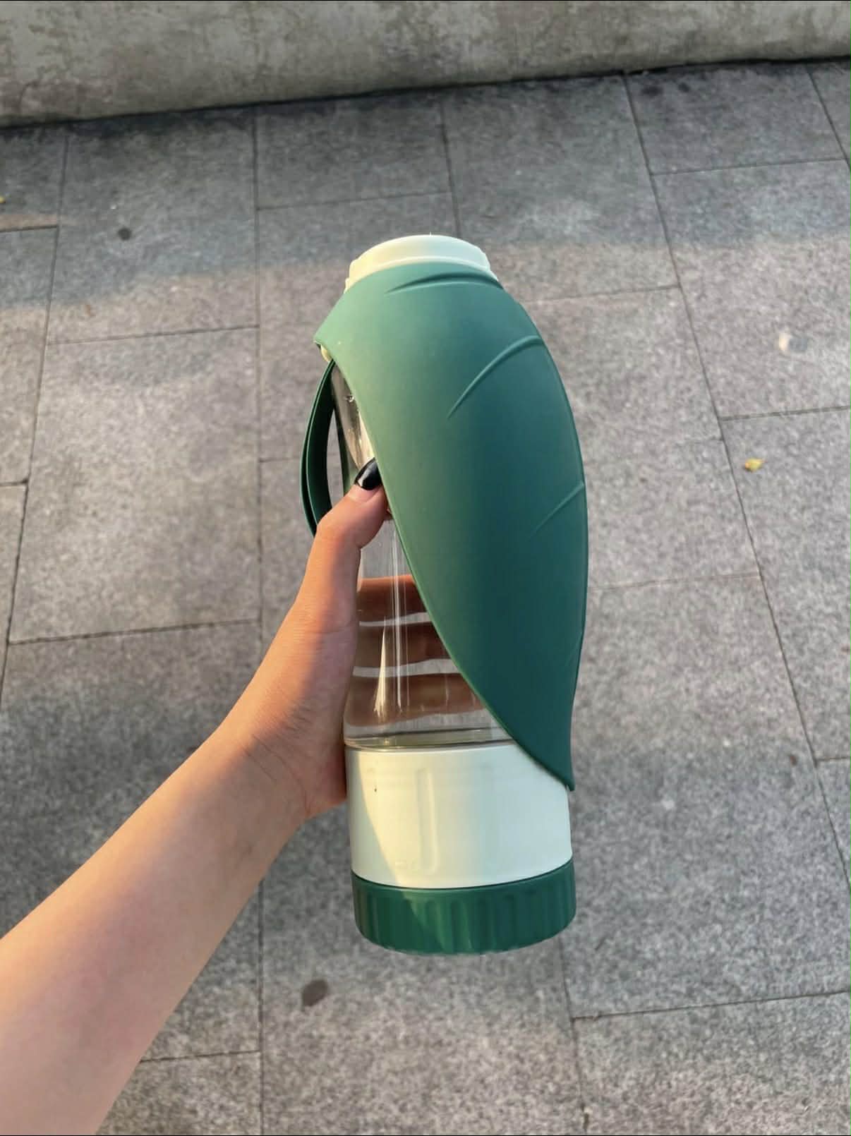 DOGGOSIP – Dé Oplossing voor Hondeneigenaars: Waterfles & Snackhouder  in Één Compact Toestel!