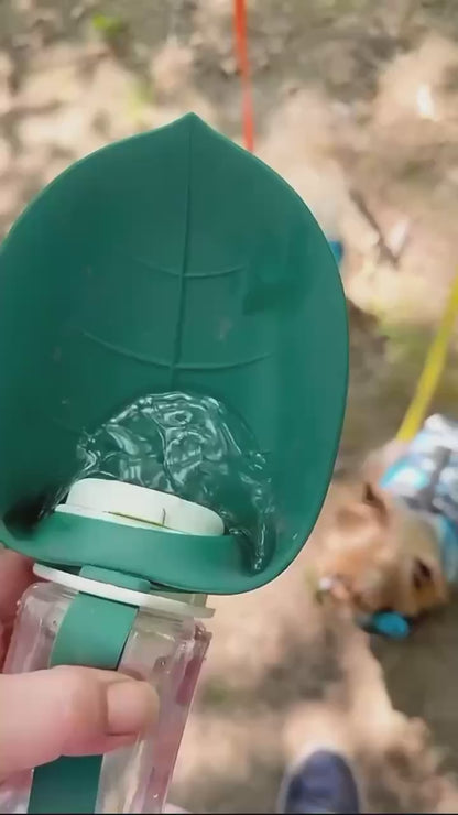 DOGGOSIP – Dé Oplossing voor Hondeneigenaars: Waterfles & Snackhouder  in Één Compact Toestel!